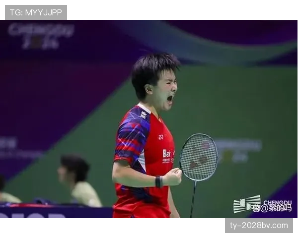 何冰娇背着一堆爆款包，赛场一脸冷静，生活真是两张脸啊