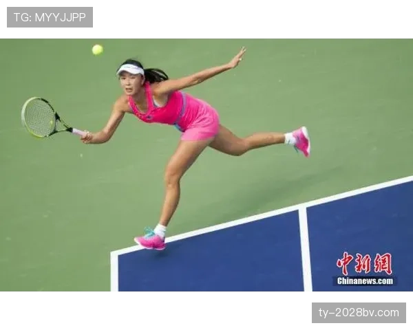 彭帅退役后晒出清晨五点空无一人的网球场，这自律谁顶得住啊