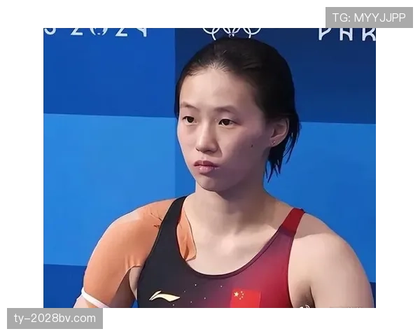 陈芋汐训练完随手啃鸡腿的样子，真不像拿奥运金牌的人